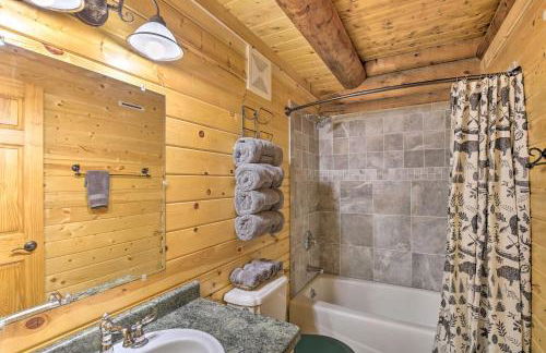 Splendid Family Cabin with Hot Tub and Grill! - Foto 18