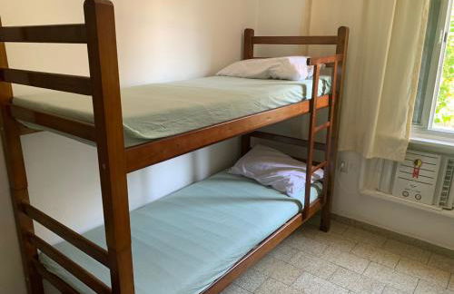 Apartamento Praia das Astúrias, 2 minutos de caminhada para praia, piscina, garagem demarcada, cama Queen - Foto 21