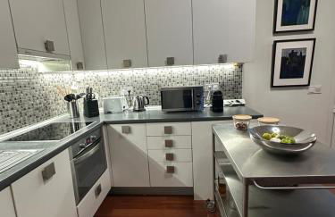 Stylish & Cozy 1BR Steps from Royal Palace | By Airnest - Photo 2