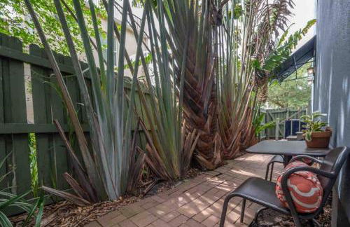 Nawlins vibe with rooftop verandah near Riverwalk and downtown - Foto 26