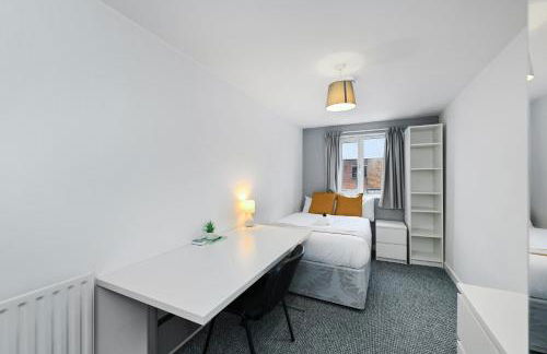 Spacious 6-Bed Home Sleeps 12, Near Highfields Park - Photo 15