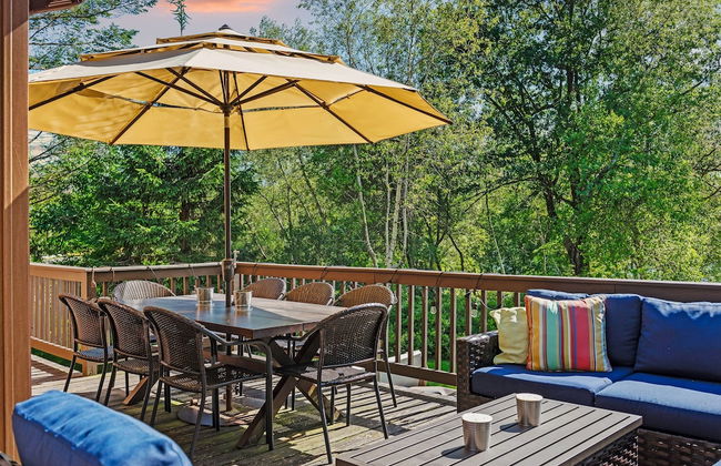 Waterside Haven by Avantstay Lakefront Hot Tub Game Room Fire Pit - Photo 3