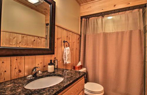 Cabin with Fire Pit and Movie Room, 1 Mi to Lake - Foto 30