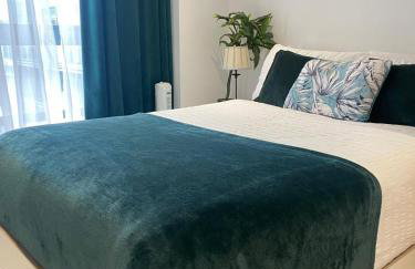 Stylish Apartment in Great City Location, Parking Possible - West One - Photo 1