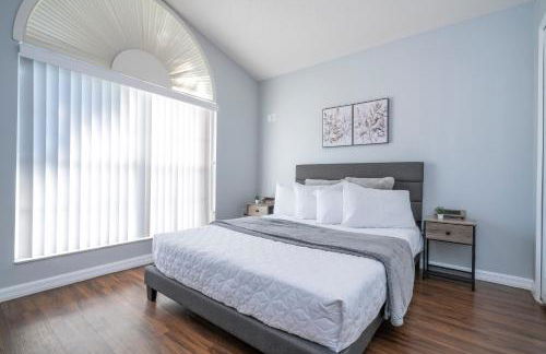 Magical 5-Bedroom Retreat w/ Pool, 3 Ensuite Bedrooms, Near Disney, and Internet! - Foto 10