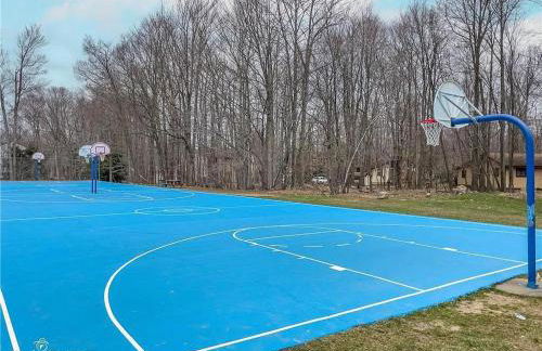 Bool Bear Lodge a pet friendly Pocono Vacation Home with Fireplace, BBQ and more - Foto 45