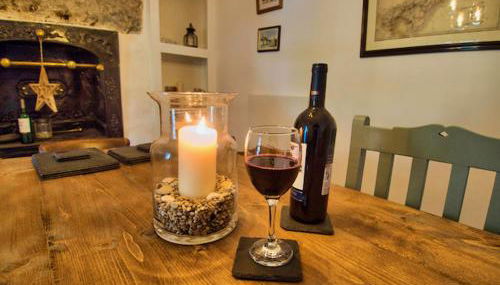 Knocker Cottage is a 3 bedroom made up of 1 double bedroom and 2 small double bedrooms in small village 10 min to beaches - Foto 5