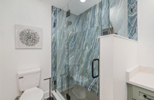 2 Blocks to the Beach! Pool & Golf Cart, Sleeps 21 - Foto 18