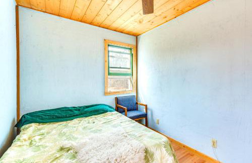 1 Mi to South Twin Lake Cabin with Deck in Trego! - Foto 22