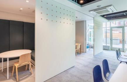 Upscale 2BR Condo with Gym & Parking near MGH & TUFTS - Foto 33