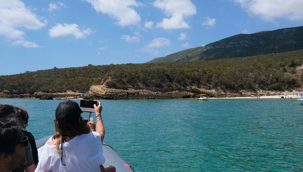 Take photos of the landscape in Arrábida