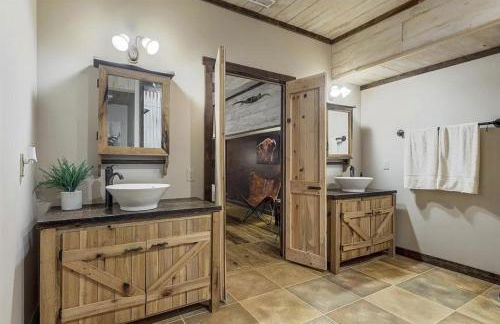 The Log Palace Private Guest Suite 2 Bedroom Cabin by RedAwning - Foto 16