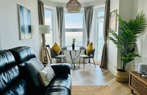 Luxury Sea View Apartment with Multi Room Balcony And Private Onsite Parking Only 300M From the Beach - Foto 20