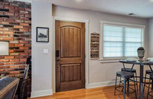 Amazing Locale 2KingBR 1BTH - Photo 6