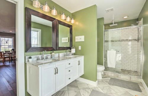 Morrisonville Manor with Fire Pit and Hot Tub! - Foto 18