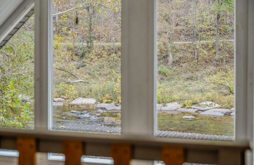 River Time Cabin - Riverfront, Hot Tub, Screen Porch, Fishing, Games, View, 3 King Beds - Photo 79