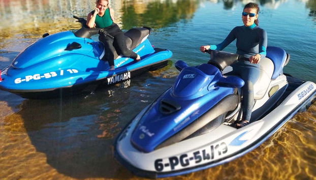 Amigas en una moto de agua