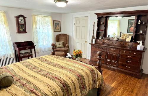 Berkshire Retreat Grand Home with Hot Tub and Large Yard, 5 mins from Jiminy Peak - Foto 49
