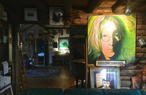 Eclectic Riverfront Log Cabin and Artist Retreat for Groups in Castle Hayne, North Carolina - Foto 25