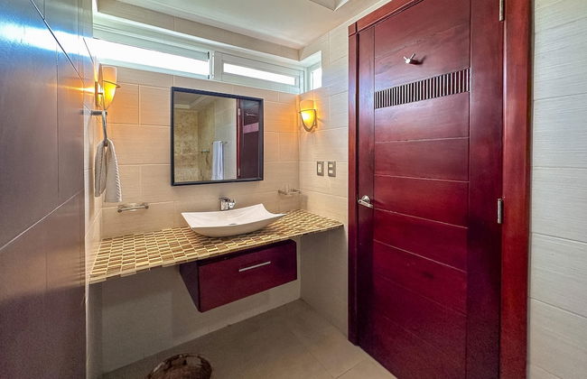 Incredible 3 BR Penthouse w BBQ Jacuzzi - Photo 19