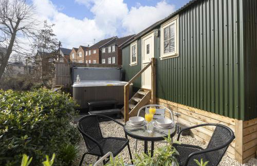 Riverside Cottage & Shepherd’s Hut with Hot Tub - Foto 2