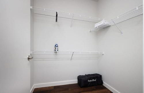 Modern 2BR Retreat- Prkng,Near Rvrwlk & Conv Ctr - Foto 65