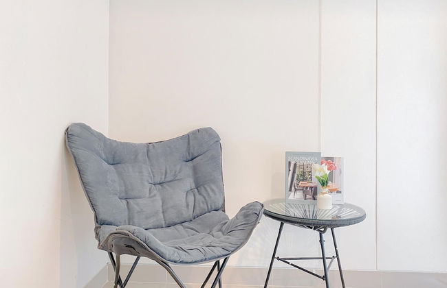 Spacious And Homey Studio At Cleon Park Apartment - Photo 3