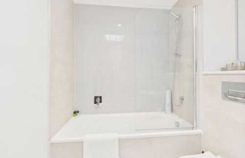 Skydeck at The Liner – Stylish 2-Bed / 2-Bath Top Floor with Panoramic Sea Views - Foto 31