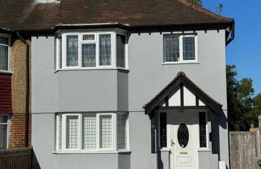 3 Bed House in Cheam, London with Garden, Parking and Playground - Photo 1