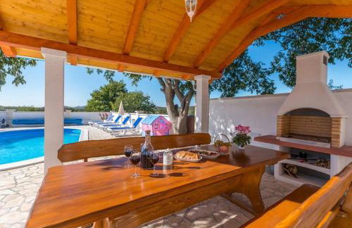 The Grandfather's courtyard villa with heated pool - Foto 2