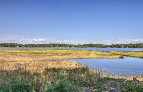 Lakefront Retreat with Dock and Game Room and Deck - Foto 41
