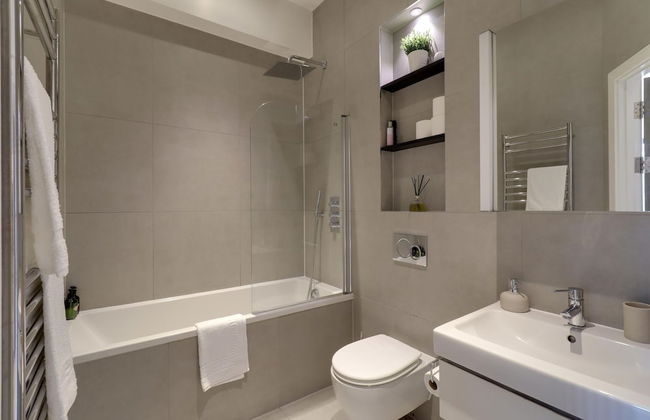 Apartment Sleeps 2 With Free Parking - Photo 10