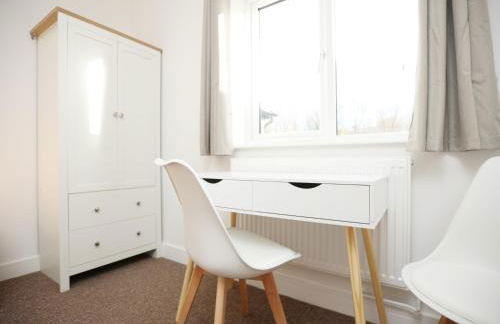 Gloucester Rd By N And N Stays, Newly Refurbed 6 Bed all ensuite house by N And N Stays Ltd, Perfect for contractors and Corporate stays, Close to YTL Arena Site, Pvt Parking for Vans and and work vehicles, Wifi - Foto 26