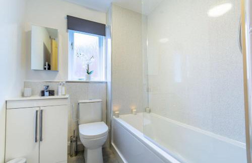 Modern 2-Bed Home with Free Parking Near Peak District - Foto 5