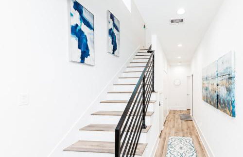 Beautifully Decorated, Modern Downtown Houston Home - Photo 21