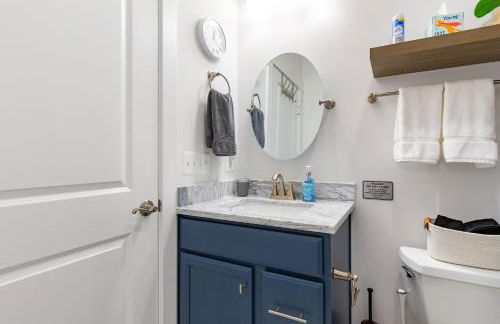 Modern 2BR Retreat, Close to DC & Airport - Photo 15