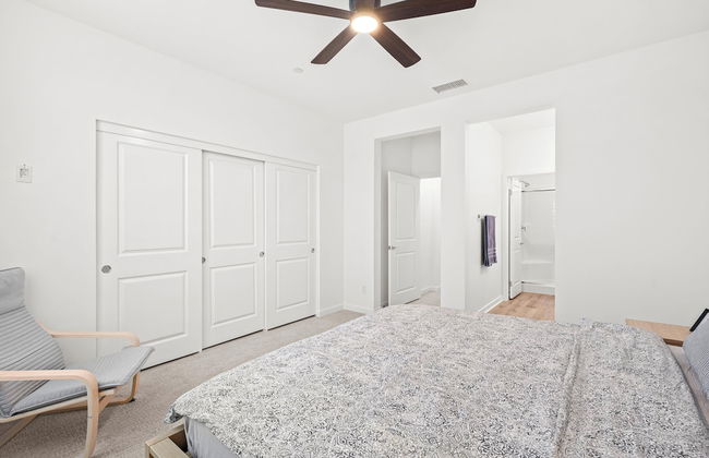 Chic Modern Retreat With Stunning Views 1360 Sqft - Photo 5