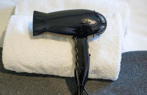 Charming House - Close to Shops & City Centre - Free Parking, Self-Check-In, Fast WiFi & Smart TV with Netflix by Yoko Property - Foto 21