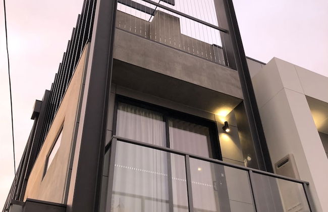 Timber Door Luxury Accommodation Geelong - Photo 21