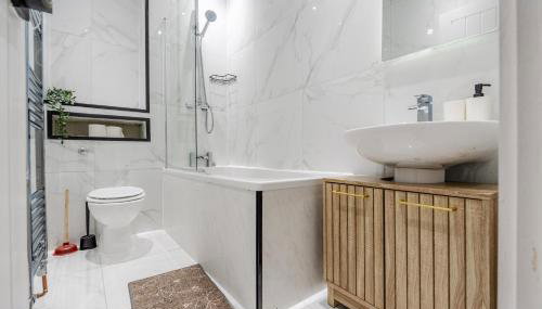 Exotic 4BD, Etihad, Coop Arena - TV in all Rooms and Outdoor Dining - Foto 5