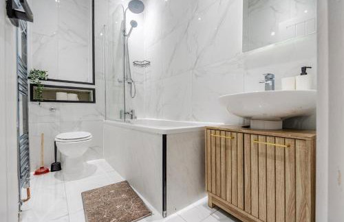 Exotic 4BD, Etihad, Coop Arena - TV in all Rooms and Outdoor Dining - Foto 5