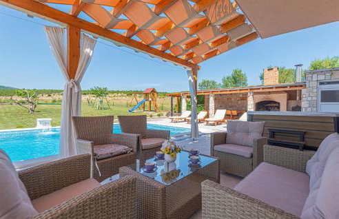 Awesome Home In Ruzic With Jacuzzi - Foto 18