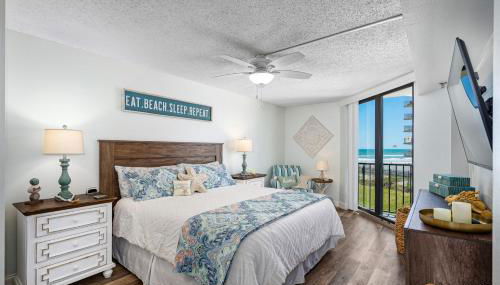 Ocean View Balcony just STEPS to the Beach with Pool, Parking and Wi-Fi! - Foto 2