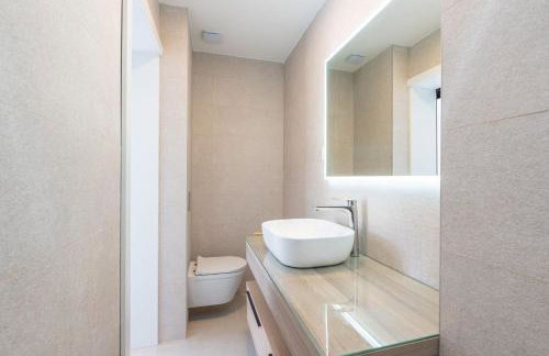 Green & Blue Five Bedroom Villa with Private Pool and Complete Privacy - Photo 23