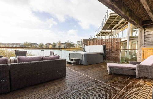 Lakeside Cotswolds Retreat with Private Hot Tub set on Lower Mill Estate - Photo 15