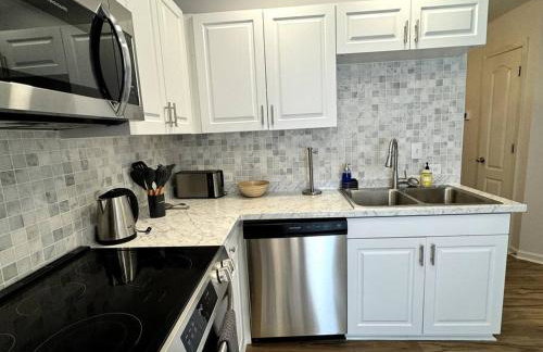 Bright Spacious Renovated Home Master on Main - Foto 45