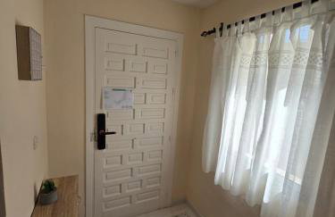 Benalbeach Beauty- Sunny studio with ocean views, balcony, and windows in every room - Foto 29