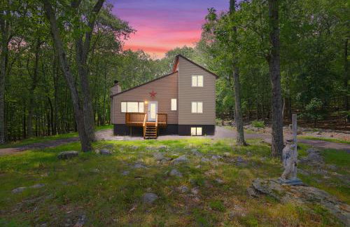 Secluded Cabin, Jacuzzi, Pool Table, King Bed & Fire Pit - Photo 3