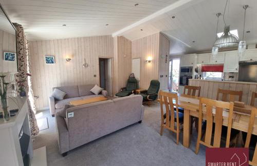 Milford on Sea - 4 Bedroom Lodge in Shorefield Country Park - Photo 2