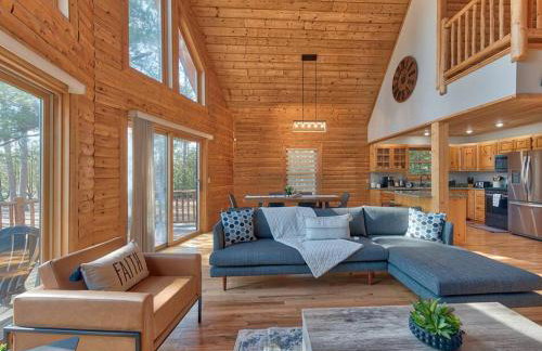 Charming & Cozy Chalet; Minutes to Shanty Creek! - Foto 1